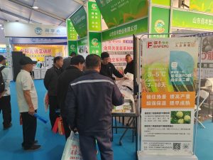 与农户交流